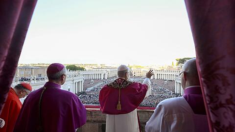 Der neue Papst wurde von mehr als 100.000 Menschen gefeiert.