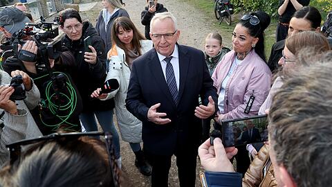 Till Backhaus (SPD), Umweltminister des Landes Mecklenburg-Vorpommern, spricht am Mittwochabend vor Ort auf der Ostseeinsel Poel zu Demonstranten, Aktivisten und Journalisten.