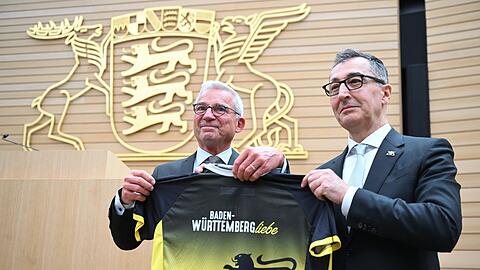Noch im Plenarsaal bekam &Ouml;zdemir das erste Geschenk.