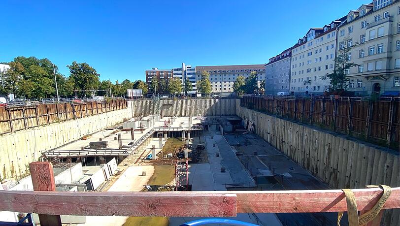 Am &bdquo;Schwabinger Loch&ldquo;, wo einst der Karstadt am Nordbad stand, ist seit drei Jahren Baustillstand. Statt B&uuml;ros sollen nun Wohnungen entstehen.