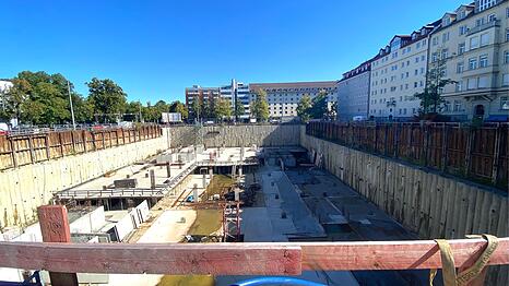 Am &bdquo;Schwabinger Loch&ldquo;, wo einst der Karstadt am Nordbad stand, ist seit drei Jahren Baustillstand. Statt B&uuml;ros sollen nun Wohnungen entstehen.