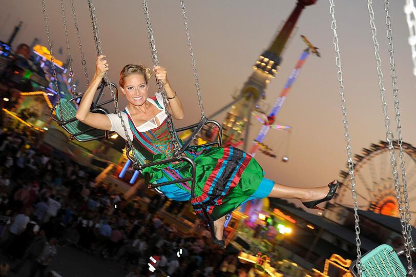 So auch Kollegin Sarah Valentina Winkhaus im Wellenflug, durchaus hübsch anzusehen: "Und i fliag, fliag, fliag wie a Flieger..."