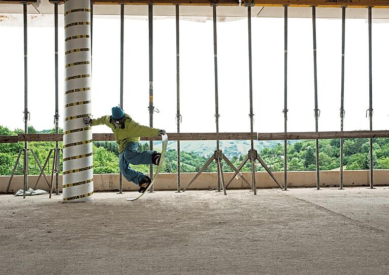 Schaubühne Baustelle:
Die Absolventin der Fachhochschule Würzburg-Schweinfurt (Fakultät Gestaltung) siegte in der neuen Kategorie &bdquo;Nachwuchsfotografie&ldquo; mit einer Serie zum Thema &bdquo;Abbruch, Umbruch, Aufbruch&ldquo;. In ihrer Arbeit, die im Rahmen eines studentischen Projekts in Zusammenarbeit mit dem Bund Deutscher Architekten entstand, wird die Baustelle zur Schaubühne: Unterschiedliche Sportarten werden dort neu inszeniert, um eine etwas andere Art der Architekturfotografie zu beleuchten. Der Nachwuchspreis ist mit 1000 Euro dotiert.