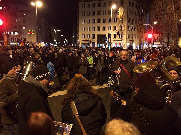 "Wir blasen Bagida den Marsch!" Unter diesem Motto wird am Goetheplatz für ein buntes, tolerantes München demonstriert - mit Musik.
