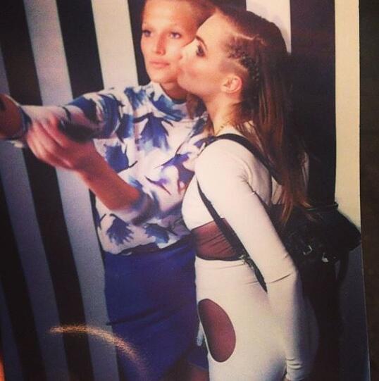Toni Garrn mit Cara Delevingne