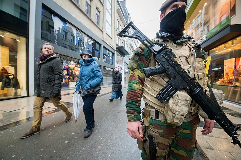 Soldaten und Polizei zeigen am Samstag starke Präsenz in den Straßen von Brüssel.