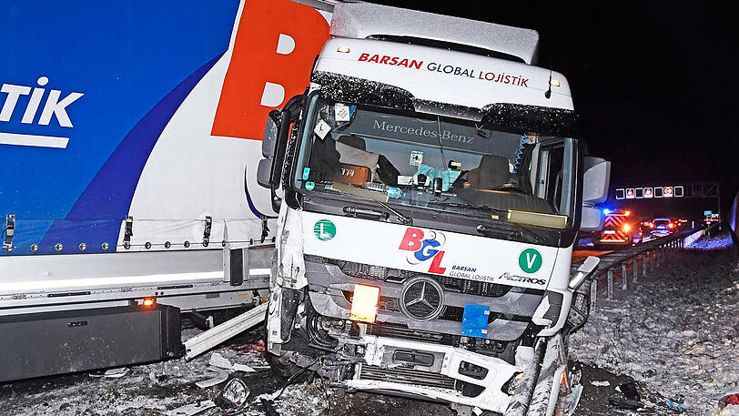 Gleich zwei LKW stellten sich am Mittwochabend auf der schneeglatten A9 quer. Die Bilder.