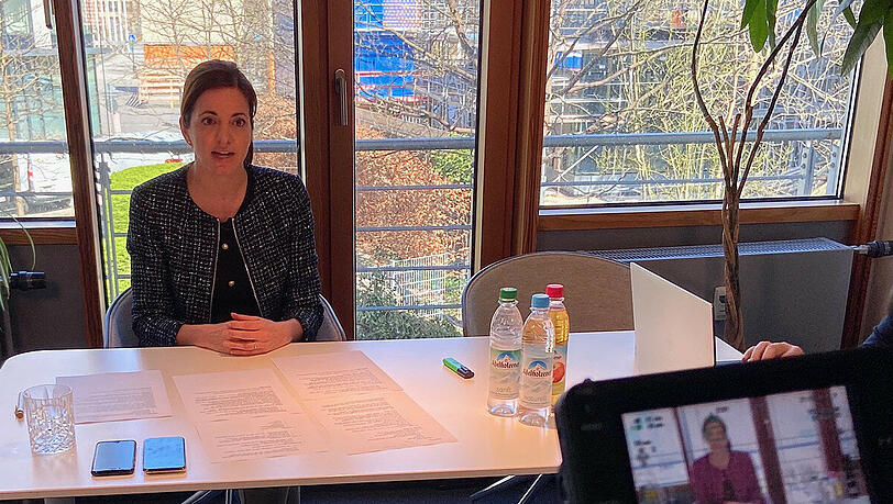 Pressekonferenz in Zeiten von Corona: Kristina Frank lässt sich von einem Mitarbeiter filmen, Journalisten sind nicht im Raum. Pressekonferenz in Zeiten von Corona: Kristina Frank lässt sich von einem Mitarbeiter filmen, Journalisten sind nicht im Raum.
