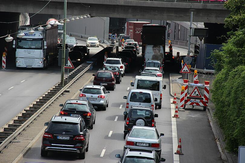 42-Jähriger will durch die Sperren im Trappentreutunnel. Als ihn ein Arbeiter aufhält, fährt er ihn um.