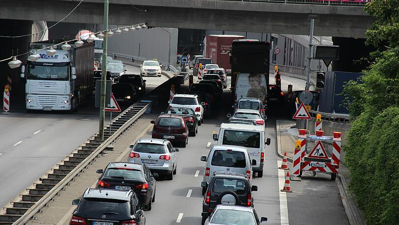 42-Jähriger will durch die Sperren im Trappentreutunnel. Als ihn ein Arbeiter aufhält, fährt er ihn um. 42-Jähriger will durch die Sperren im Trappentreutunnel. Als ihn ein Arbeiter aufhält, fährt er ihn um.