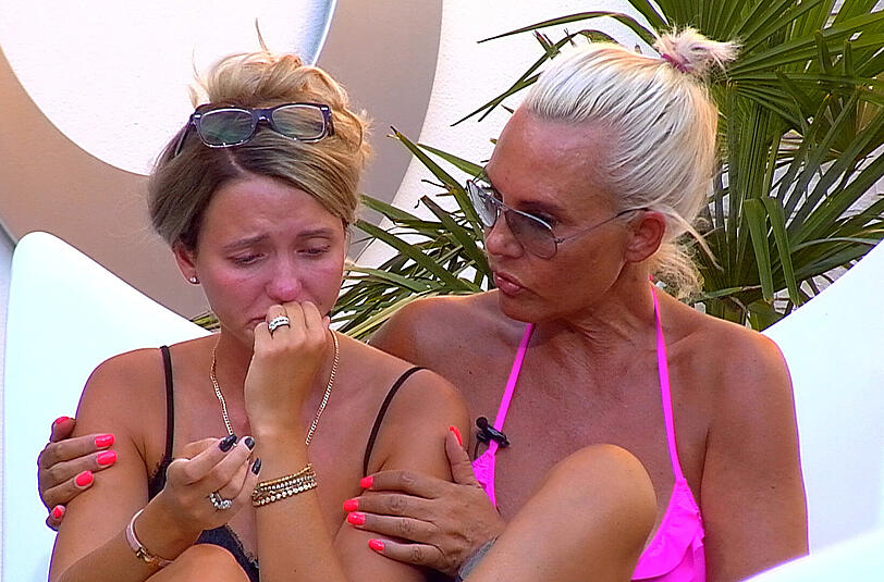 Cathy führt keine einfache Ehe, Natascha tröstet.
