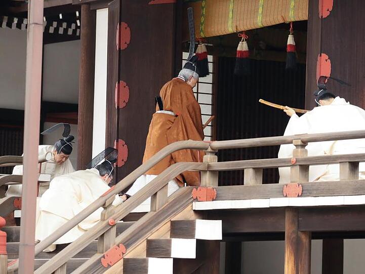 Kaiser Akihito auf dem Weg zum Abdankungsritual.