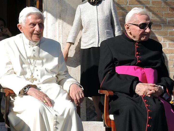 Der emeritierte Papst Benedikt XVI. (l) und sein Bruder Georg Ratzinger sitzen vor dem Kloster Mater Ecclesiae. Foto: Lena Klimkeit/Archiv