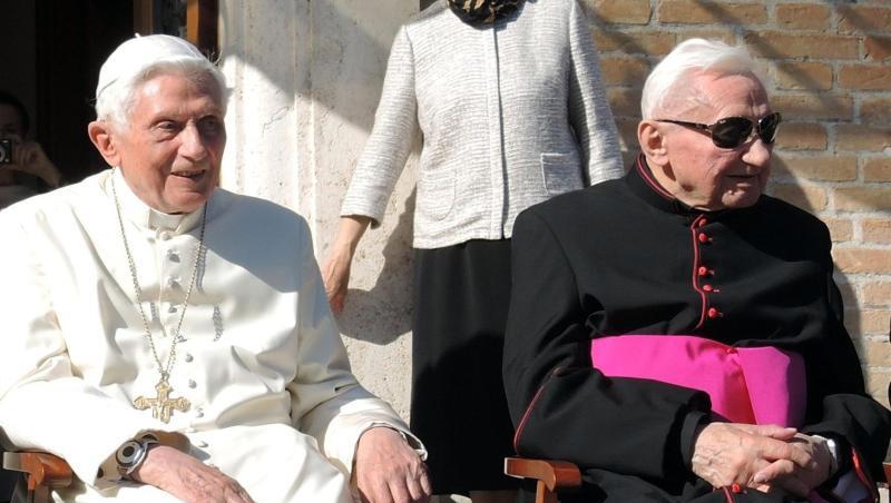 Der emeritierte Papst Benedikt XVI. (l) und sein Bruder Georg Ratzinger sitzen vor dem Kloster Mater Ecclesiae. Foto: Lena Klimkeit/Archiv Der emeritierte Papst Benedikt XVI. (l) und sein Bruder Georg Ratzinger sitzen vor dem Kloster Mater Ecclesiae. Foto: Lena Klimkeit/Archiv