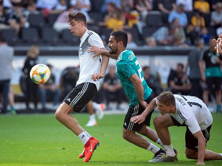 Kai Havertz (l.) und Ilkay Gündogan (2.v.l.) in Aktion während des öffentlichen Trainings der Nationalmannschaft. Foto: Federico Gambarini