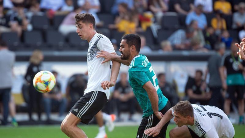 Kai Havertz (l.) und Ilkay Gündogan (2.v.l.) in Aktion während des öffentlichen Trainings der Nationalmannschaft. Foto: Federico Gambarini Kai Havertz (l.) und Ilkay Gündogan (2.v.l.) in Aktion während des öffentlichen Trainings der Nationalmannschaft. Foto: Federico Gambarini