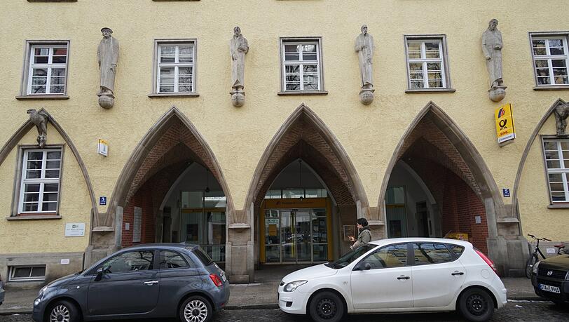 An der Fassade der Post in der Agnesstraße sind die Steinfiguren der Postheiligen zu sehen.