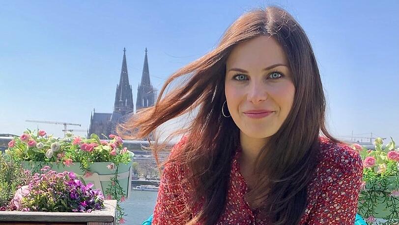 Clara Pfeffer steht für RTL in Köln und ntv in  Berlin vor der Kamera