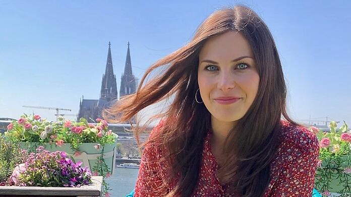 Clara Pfeffer steht für RTL in Köln und ntv in  Berlin vor der Kamera
