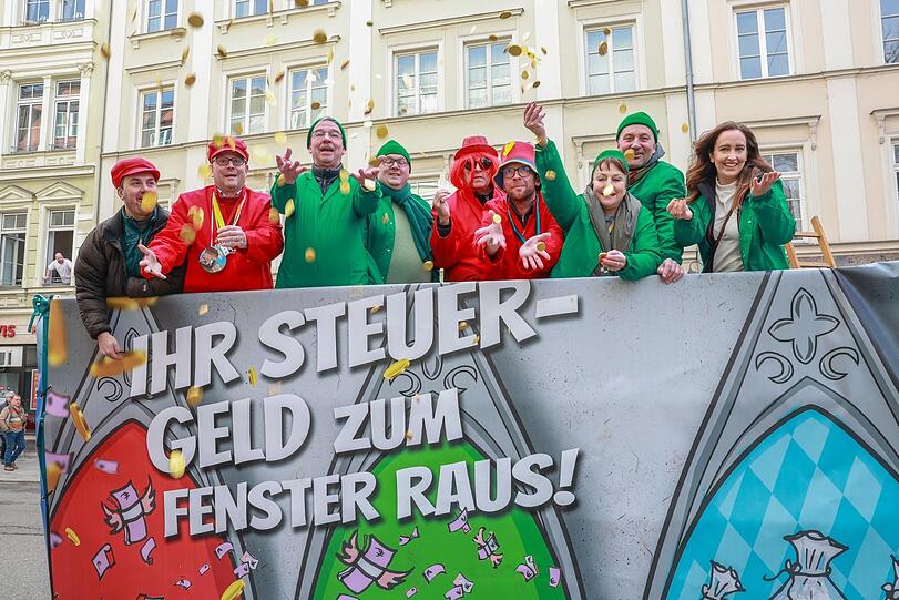 Die CSU kommt als Rathausregierung verkleidet in Rot und Grün gewandet - und wirft Schokoladen-Steuergeld ins Volk.
