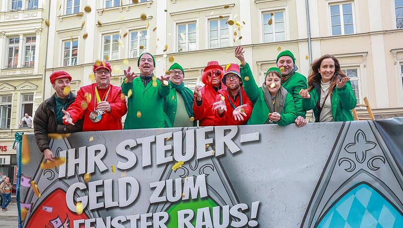 Die CSU kommt als Rathausregierung verkleidet in Rot und Grün gewandet - und wirft Schokoladen-Steuergeld ins Volk. Die CSU kommt als Rathausregierung verkleidet in Rot und Grün gewandet - und wirft Schokoladen-Steuergeld ins Volk.