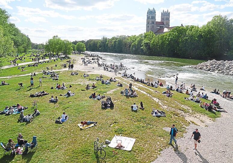 Ob auf ein Radler, ein Picknick oder Yoga: Am Wochenende tummeln sich etliche Menschen an der Isar.