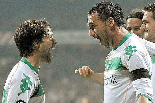 Diego (l.) und Hugo Almeida feiern