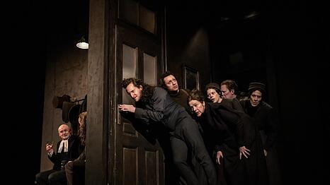 Oliver Stokowski, Steven Scharf, Moritz Treuenfels, Pujan Sadri, Katja Jung sowie die Statisterie des Residentheaters in &bdquo;Der zerbrochne Krug&ldquo; im Cuvilli&eacute;stheater.