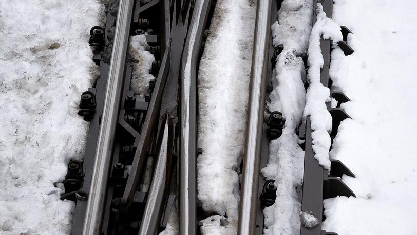 Wegen der hohen Schneelast sind nach Angaben der Bahn im Raum N&uuml;rnberg mehrere B&auml;ume auf Gleise gest&uuml;rzt. (Symbolbild)