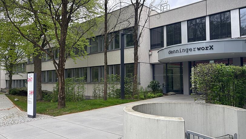 Hier werden bald Dutzende Kinder tags&uuml;ber betreut: das Geb&auml;ude in der Denninger Stra&szlig;e 167. Fr&uuml;her arbeiteten hier Hausbau-Mitarbeiter.