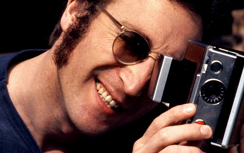 John Lennon zog nach dem Ende der Beatles nach New York, wo er mit seiner Frau Yoko Ono lebte. Doch deren Ehe war nicht immer nur jene große Liebe, die das Promi-Paar in unzähligen Kunstwerken und öffentlichen Auftritten ausstellte. Zwischen 1973 und 1975 lebte der Musiker mit seiner ehemaligen Assistentin May Pang zusammen. John Lennon zog nach dem Ende der Beatles nach New York, wo er mit seiner Frau Yoko Ono lebte. Doch deren Ehe war nicht immer nur jene große Liebe, die das Promi-Paar in unzähligen Kunstwerken und öffentlichen Auftritten ausstellte. Zwischen 1973 und 1975 lebte der Musiker mit seiner ehemaligen Assistentin May Pang zusammen.