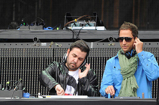 Aufwärmen: Das deutsche DJ-Duo "Milk & Sugar", Michael Kronenberger (l) und Steffen Harning, legte im Vorprogeamm auf.