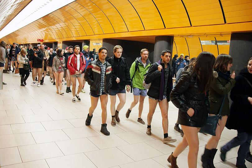 So macht U-Bahn fahren Spaß. Die Bilder vom Unterhosen-Flashmob in München.