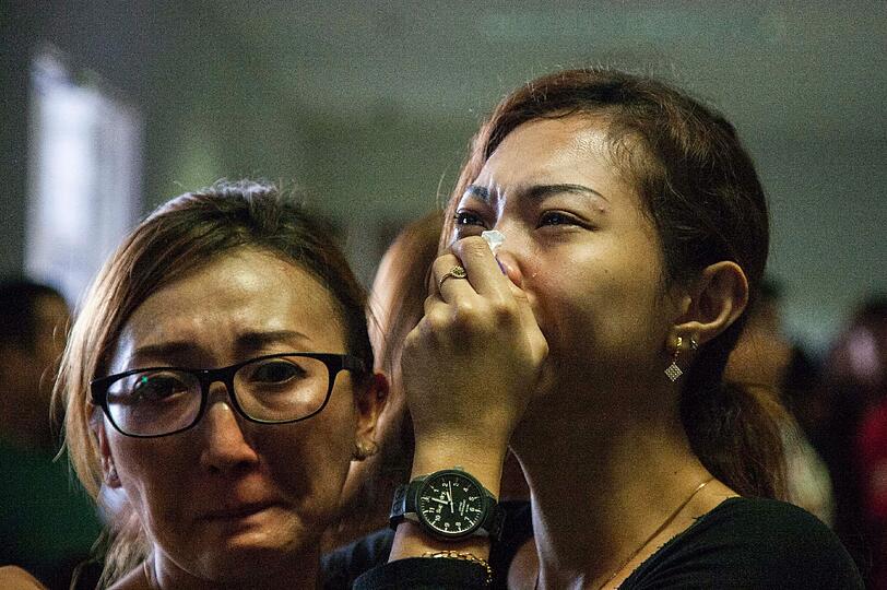 Die Angehörigen der vermissten Passagiere der AirAsia-Maschine hoffen und bangen