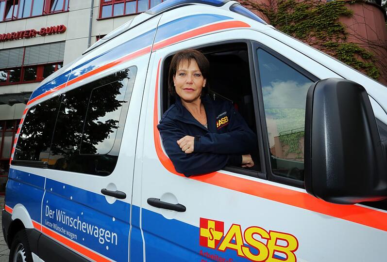 Schauspielerin Janina Hartwig (55) im Wünschewagen.