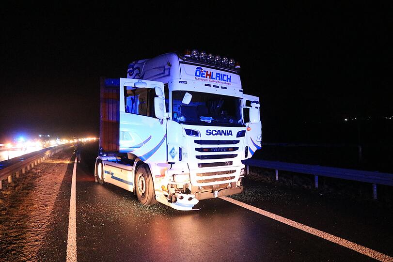 Am Dienstagabend startete ein 26-Tonner eine Amokfahrt und hinterließ eine Spur der Verwüstung. Die Hintergründe sind noch unklar.