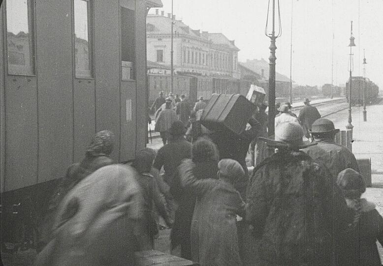 Filmstill aus dem österreichischen Stummfilm "Stadt ohne Juden" von 1924. Die Verfilmung des gleichnamigen Buches von Hugo Bettauer war eine satirische Fiktion über die Vertreibung der Juden aus der Metropole "Utopia".
