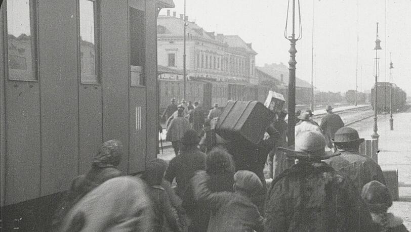 Filmstill aus dem österreichischen Stummfilm "Stadt ohne Juden" von 1924. Die Verfilmung des gleichnamigen Buches von Hugo Bettauer war eine satirische Fiktion über die Vertreibung der Juden aus der Metropole "Utopia". Filmstill aus dem österreichischen Stummfilm "Stadt ohne Juden" von 1924. Die Verfilmung des gleichnamigen Buches von Hugo Bettauer war eine satirische Fiktion über die Vertreibung der Juden aus der Metropole "Utopia".