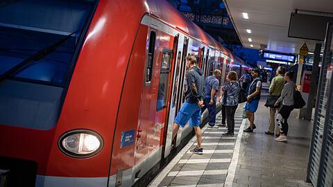 In einer S-Bahn hat ein 18-Jähriger Fahrgäste attackiert. (Symbolbild)