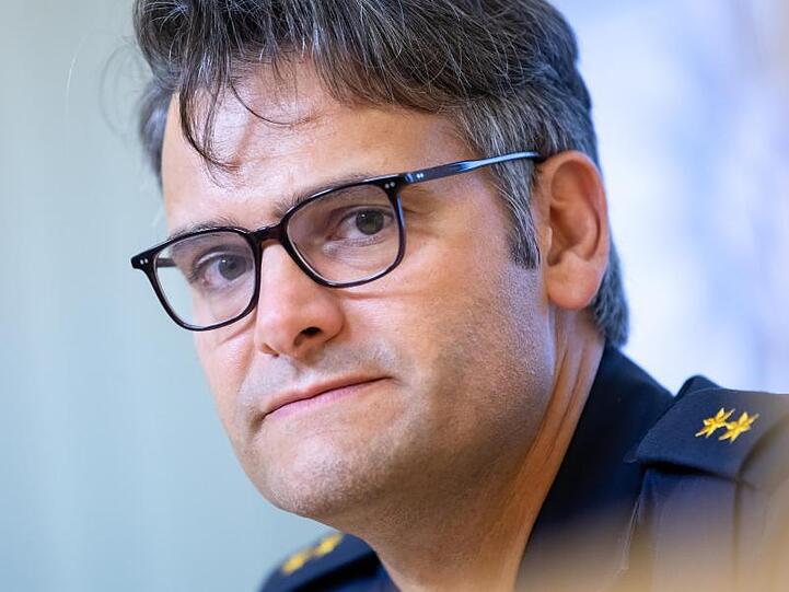 Marcus da Gloria Martins nimmt an einer Pressekonferenz teil. Foto: Sven Hoppe/dpa/Archivbild
