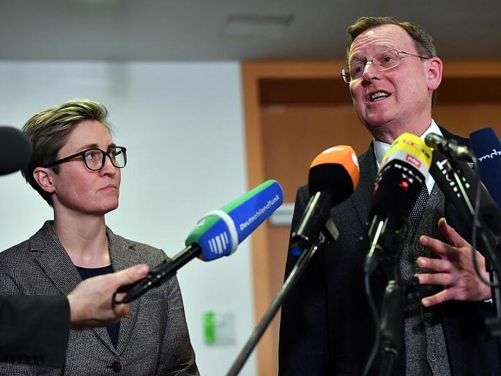 Bodo Ramelow (Die Linke) spricht im Thüringer Landtag zu Journalisten; neben ihm steht Susanne Hennig-Wellsow, Fraktionschefin der Linken in Thüringen.