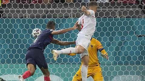 Haris Seferovic (M) erzielt das Tor zum 2:3 gegen Frankreich.