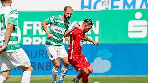 Der Kaiserslauterner Mike Wunderlich (r) geht am Fürther Simon Asta (l) vorbei und macht die Vorlage zum 1:1-Ausgleich.