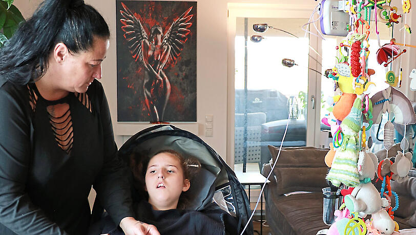 Joleen bekommt jeden Tag viele Medikamente. Ihre Mama pflegt sie 24 Stunden am Tag.