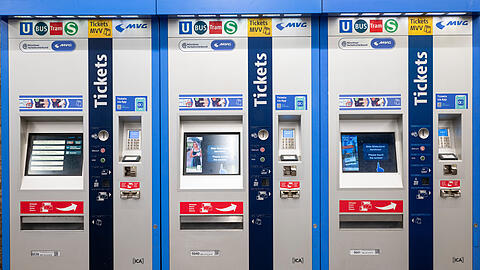 Drei Ticketautomaten des MVV stehen am Eingang zu einer U-Bahn-Station in München. (zu dpa: «Neue Preise ab 2026 – MVV wächst und erhöht Tarife») +++ dpa-Bildfunk +++