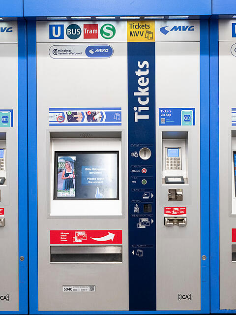 Drei Ticketautomaten des MVV stehen am Eingang zu einer U-Bahn-Station in München. (zu dpa: «Neue Preise ab 2026 – MVV wächst und erhöht Tarife») +++ dpa-Bildfunk +++