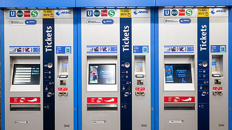 Drei Ticketautomaten des MVV stehen am Eingang zu einer U-Bahn-Station in München. (zu dpa: «Neue Preise ab 2026 – MVV wächst und erhöht Tarife») +++ dpa-Bildfunk +++