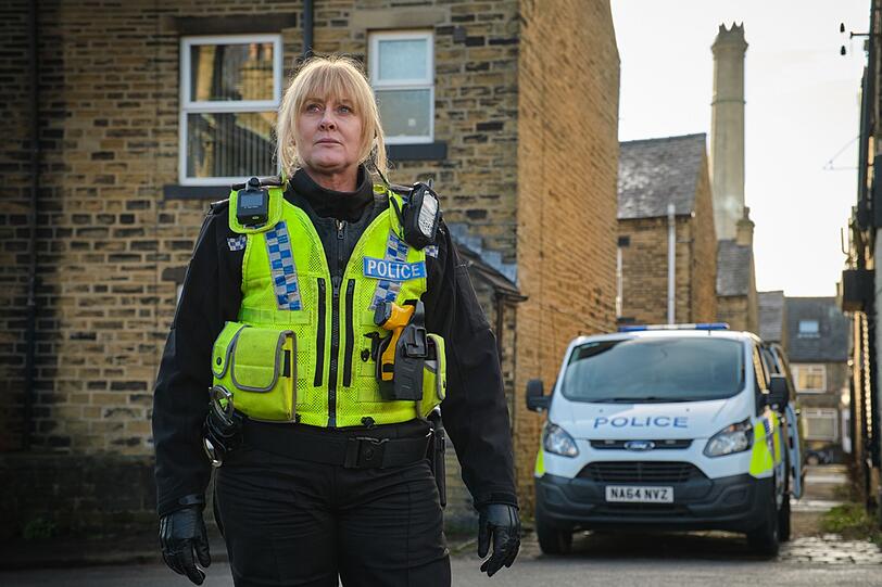 Catherine Cawood (Sarah Lancashire) steht kurz vor der Rente, doch ein Mordfall und die Machenschaften eines alten Bekannten verlangen ihr noch einmal alles ab. Catherine Cawood (Sarah Lancashire) steht kurz vor der Rente, doch ein Mordfall und die Machenschaften eines alten Bekannten verlangen ihr noch einmal alles ab.