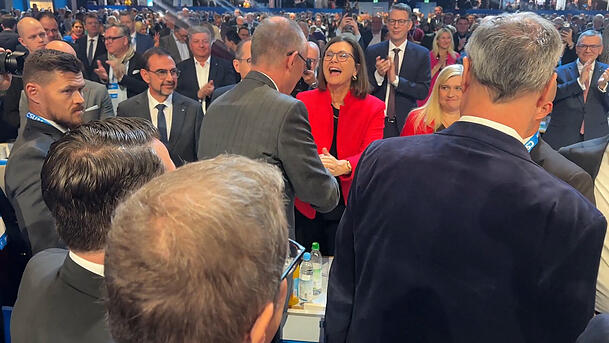Herzlich: Ilse Aigner (CSU) und Friedrich Merz (CDU) begr&uuml;&szlig;en sich auf dem CSU-Parteitag in M&uuml;nchen. Dabei blieb es allerdings. Zur "P-Frage" &auml;u&szlig;erte sich der Kanzler nicht.