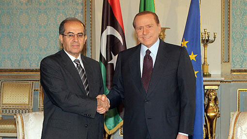 Der italienische Premierminister Silvio Berlusconi gemeinsam mit dem Führer des Nationalen Übergangsrats der libyschen Rebellen, Mahmoud Jibril, am Donnerstag in Mailand. Der italienische Premierminister Silvio Berlusconi gemeinsam mit dem Führer des Nationalen Übergangsrats der libyschen Rebellen, Mahmoud Jibril, am Donnerstag in Mailand.